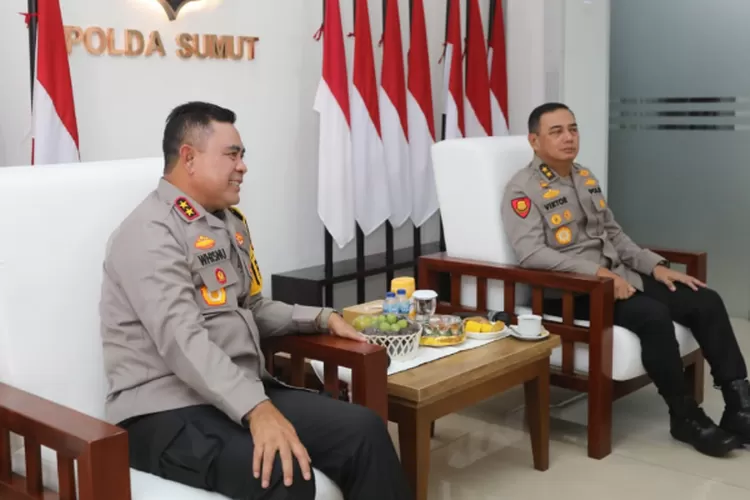 Kapolda Sumut, Irjen Pol Whisnu Hermawan Februanto menerima kunjungan kerja dari Kepala Divisi Hukum (Divkum) Mabes Polri, Irjen. Pol. Viktor Theodorus S di Lobby Adhy Pradana Mapolda Sumut, Kamis (29/8/2024).