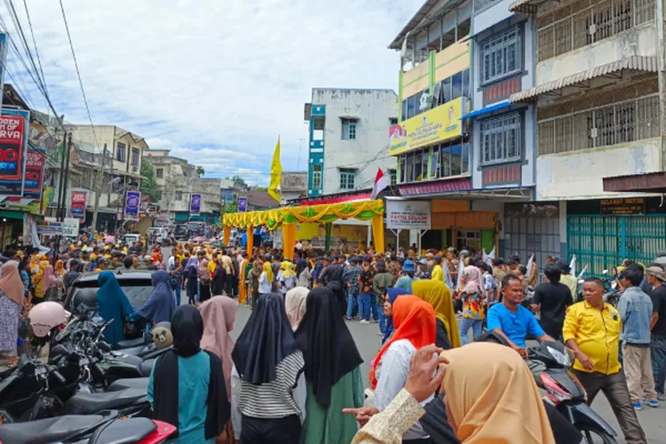 Ribuan Massa pendukung yang merupakan kader dan simpatisan Partai Golkar hadiri deklarasi Irsan Ali Muda di Kantor DPD Partai Golkar Padangsisimpuan