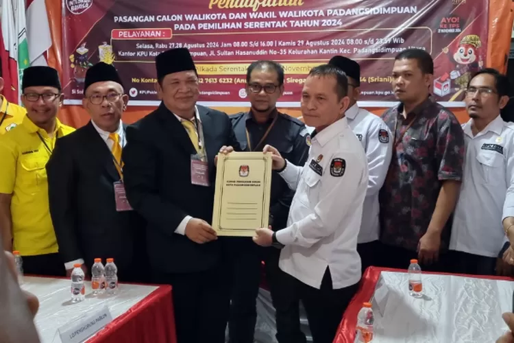 Irsan Efendi-Ali Muda saat mendaftar Calon Wali kota dan Wakil Wali Kota Padangsidimpuan di KPU Padangsidimpuan, Kamis (29/8/2024). (Realitasonline.id/ RI)