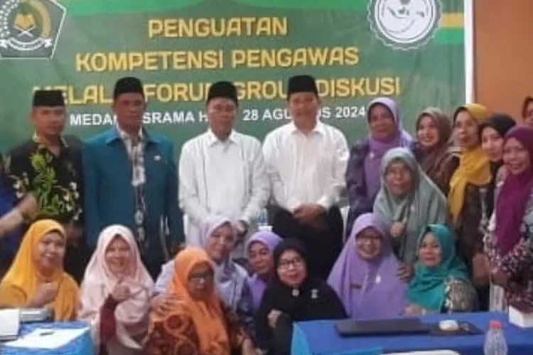 Kakanwil Kemenag Sumut H.Ahmad Qosbi didampingi Kabag TU H.Muhammad Yunus melakukan bimbingan dan arahan di acara penguatan kompetensi pengawasan melalui FGD yang dilaksanakan oleh Pokja Madrasah Sumut di Asrama Haji Medan, Rabu (28/8/2024).
