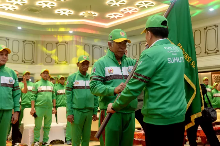 Pj Gubernur Sumut Agus Fatoni mengukuhkan dan melepas Kontingen Sumut pada PON XXI 2024 di Aula Raja Inal Siregar Jalan Diponegoro Kota Medan, Jumat (30/8). Kontingen Sumut berjumlah 1.658 orang yang akan mengikuti 58 cabang olahraga pada PON XXI.