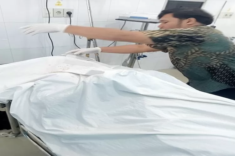 Jenasah M Alfa saat di ruang IGD RS Sawit Indah Perbaungan (Realitasonline.id/zul)