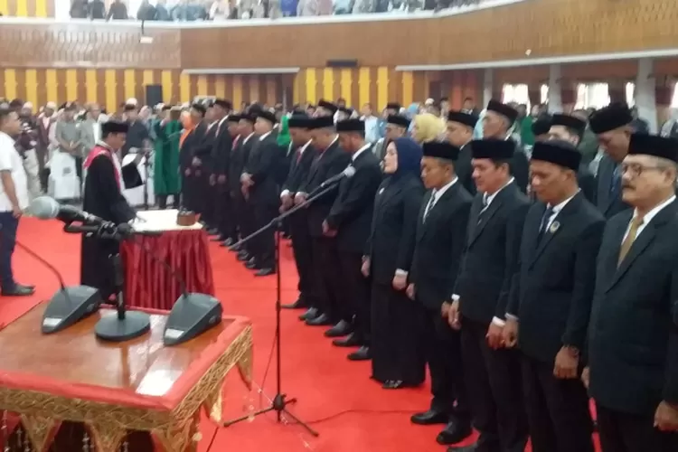 30 Anggota DPRK Aceh Selatan, Sah pengambilan sumpah janji jabatan periode 2024- 2029, Senin (2/9/2024).(Realitasonline.id/ ZUL)