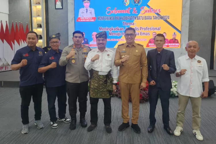 Pj Bupati Batu Bara Heri Wahyudi bersama Kapolres Batu Bara AKBP Taufik Hidayat Thayeb,  Ketua PWI Sumut Farianda Sinik, Plt Ketua PWI Batu Bara Rifki Warisan, dan  perwakilan PWI Batu Bara,  Muhammad Amin, Ahmad dwi, sholeh pellka,