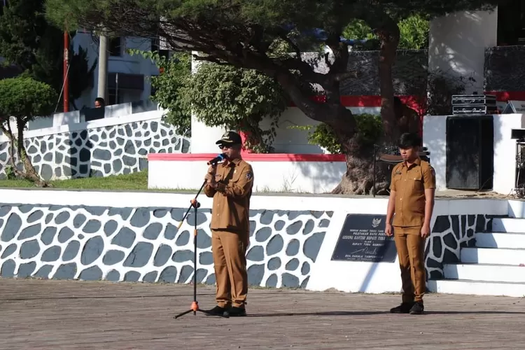 Bupati Toba Poltak Sitorus memberi kata sambutan pada apel pagi di halaman kantor Bupati Toba (Realitasonline.id/MS)