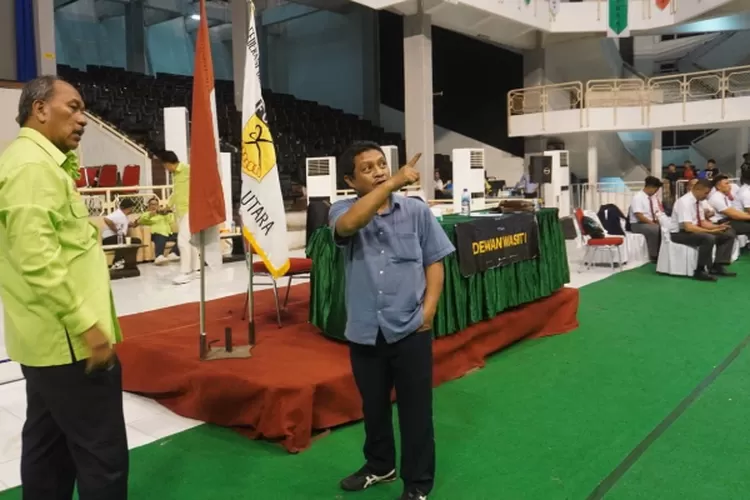 Bidang Venue PB Forki Abdullah Kadir (kanan) didampingi Pelatih Kepala Tim Karate Sumut Delfinus Rumahorbo ST sedang meninjau venue yang akan dijadikan arena pertandingan PON 2024 yakni GSG Unimed, saat test event, belum lama ini.