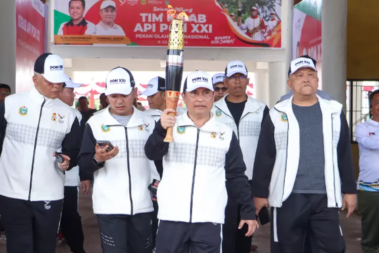 Pj Bupati Dairi Surung Charles Lamhot Bantjin bersama unsur Forkopimda serta seluruh masyarakat Dairi menyambut dengan meriah rombongan Kirab Api PON XXI Aceh-Sumut di Stadiun Utama Sidikalang, Minggu (1/9/2024). 