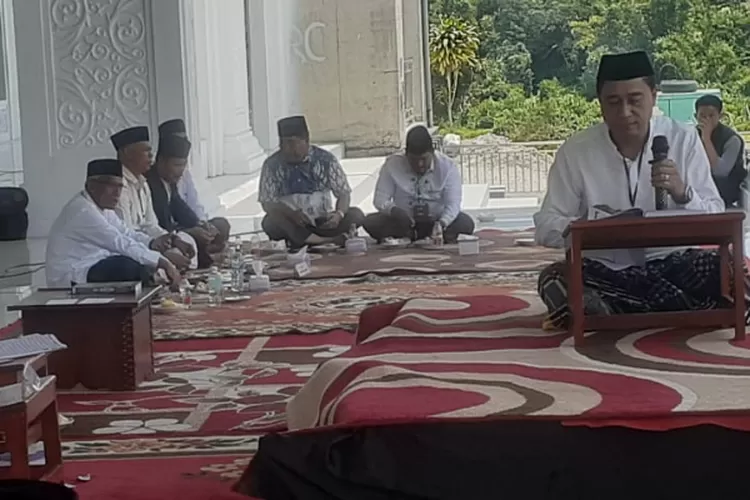 3 Paslon Bupati Bener Meriah mengikuti uji mampu baca Al Qur'an di hari pertama (4/9/2024) di Masjid Agung Babussalam, Simpang Tiga Redelong. 1 pasangan lagi yang belum hadir pada hari pertama akan mengikuti pada hari terakhir, besok, Kamis (5/9/2024). (Realitasonline.id /ADI)