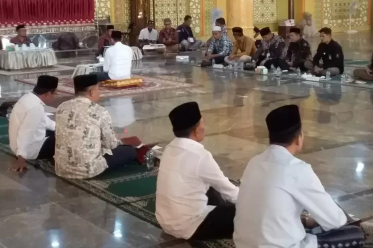 Sedang berlangsungnya para bakal Paslon Tes mampu baca Al- Quran.(Realitasonline.id/ ZUL)