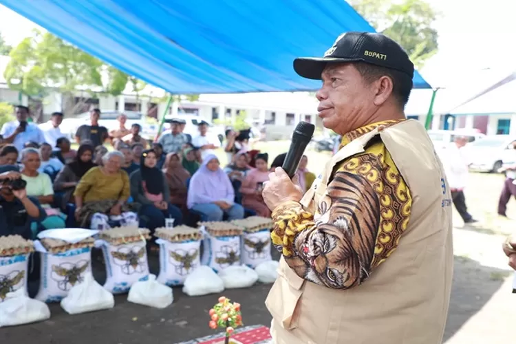Bupati Radiapoh memberikan kata kata penghiburan kepada warga korban bencana saat menyalurkan bantuan  (Realitasonline.id/SS)