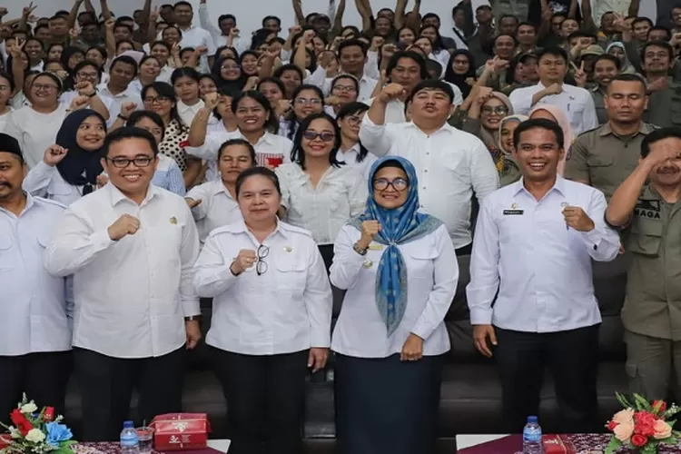 dr Susanti Dewayani bersama ratusan pegawai non ASN di lingkungan Pemko Pematangsiantar ( Realitasonline.id/RH)