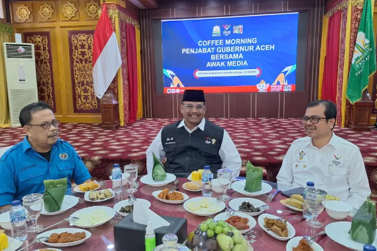 Ketua PWI Aceh, Nasir Nurdin (kiri) berbincang dengan Pj Gubernur Aceh Safrizal ZA dan Plh. Sekda Aceh Azwardi pada coffee morning di Restoran Pendopo Gubernur Aceh, Kamis, (5/9/2024).