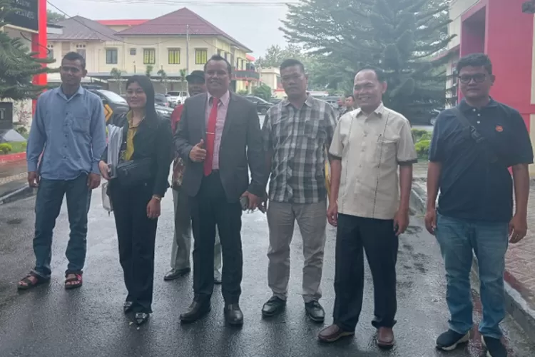 Poltak Silitonga dan Judith Desy Marbun mendampingi Henri Siregar mendatangi Mapolda Sumut beberapa waktu lalu. (Realitasonline.id/ TM)