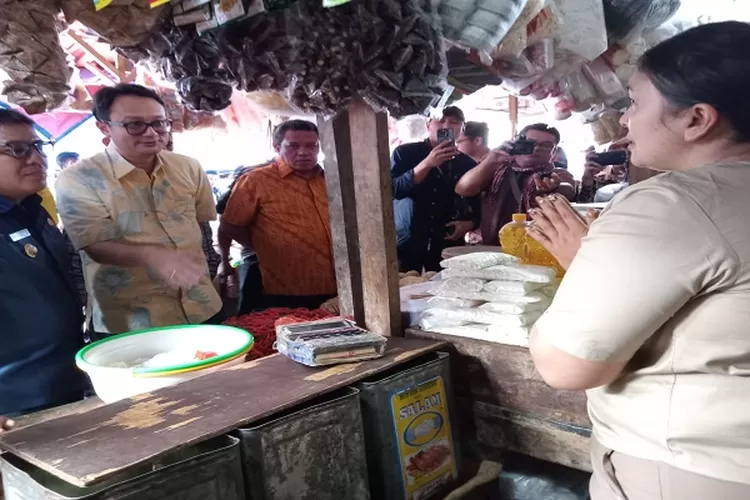 Wamendag RI Jerry Sambuaga didampingi Lamhot Sinaga dan PJ Bupati Dimposma di Pasar Tarutung ( Realitasonline.id/Marudut)