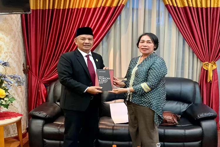 Ketua DPRD Sumut Sutarto saat menerima penulis buku Seratus Tokoh Karo Kompilasi Profil Inspiratif di Ruang Kerjanya Gedung DPRD Sumut Jalan Imam Bonjol Medan. (Realitasonline.id/Dok)