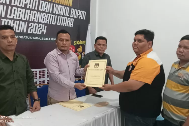 KPU Labura serahkan hasil pemeriksaan tes kesehan kepada LO paslon bupati dan wakil bupati, (5/9/24) (Realitasonline.id/ YS)