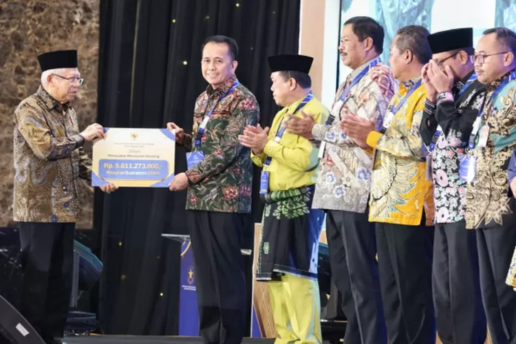 Penghargaan tersebut diserahkan langsung oleh Wakil Presiden RI Ma&rsquo;ruf Amin kepada Pj Gubernur Sumut Agus Fatoni dalam Rapat Koordinasi Nasional (Rakornas) Percepatan Penurunan Stunting di Hotel Grand Sahid Jaya, Jakarta, Rabu (4/9/2024).