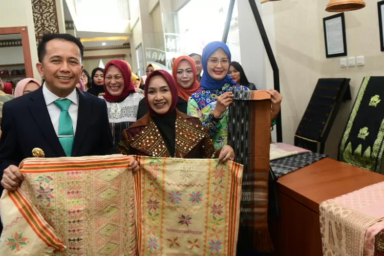 Pj Gubernur Sumut Agus Fatoni didampingi Pj Ketua Dekranasda Sumut Tyas Fatoni, Ketua Harian Dekranasda Sumut Mulyadi Simatupang, serta Wakil Ketua harian Dekranasda Sumut Dian Arief Trinugroho, meresmikan peluncuran Galeri Kreasi Sumatera Utara di Jalan Iskandar Muda, Medan, Kamis (5/9/2024). 