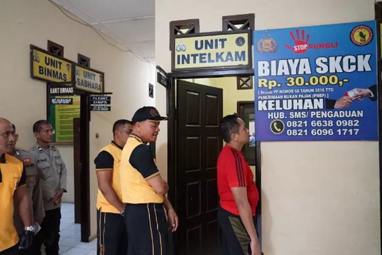 Kapolres Padangsidimpuan AKBP. Wira Prayatna didampingi Kapolsek memeriksa kondisi Mapolsek Batunadua Polres Padangsidimpuan, Sabtu (7/9/2024).(Realitasonline.id/ RI)