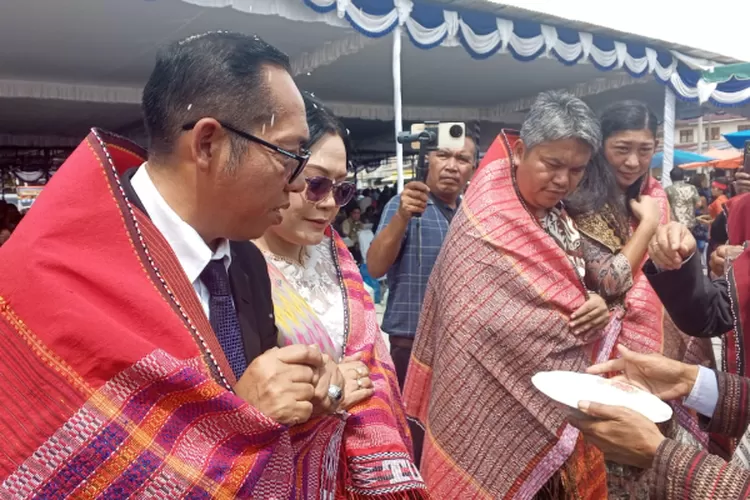 Tokoh marga Siraja Nabarat dan Silaban memberangkatkan serta bersatu memberangkatkan Paslon JTP-Dens bertarung di pilkada serentak 27 Nopember. (Realitasonline.id/ AS)