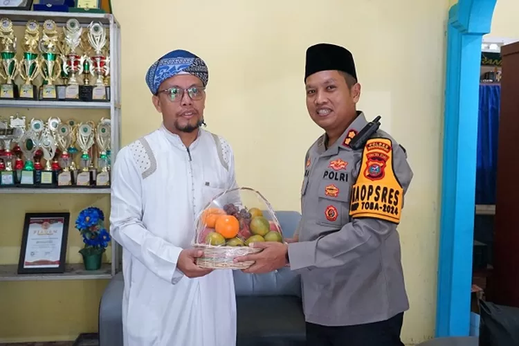 Kapolres Padangsidimpuan AKBP Dr. Wira Prayatna saat berkunjung ke Ponpes Darul Istiqomah Desa Hutalombang Kecamatan Padangsidimpuan Tenggara, Kota Padangsidimpuan  (Realitasonline.id/Riswandy)
