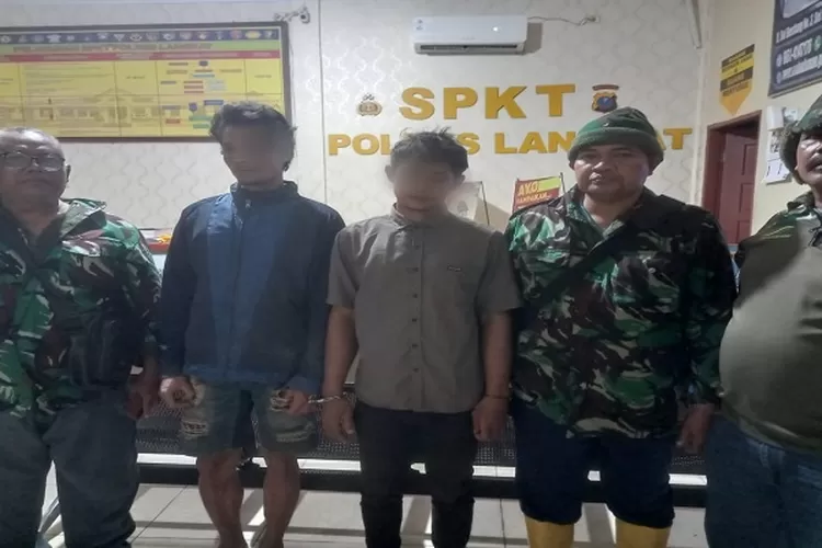 Dua tersangka kasus pencurian TBS saat diamankan Tim PAM kebun Tj.Jati ( Realitasonline.id/Ali)