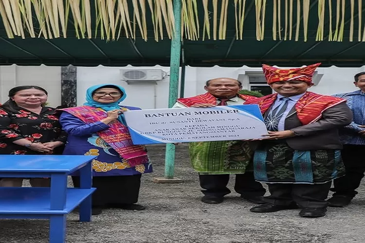 Ketua BPMR GBKP Simon Tarigan bersama anak remaja Sekolah Minggu menerima bantuan Mobiler dari dr Susanti  (Realitasonline.id/RH)