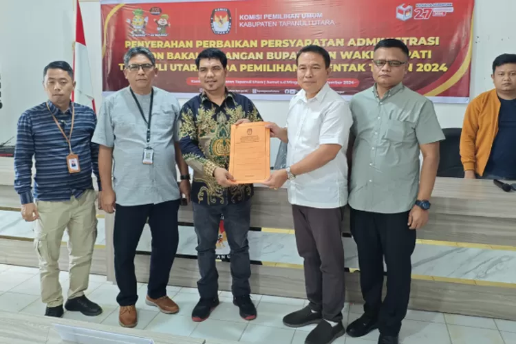 Perwakilan Paslon Bupati dan Wabup JTP-DENS saat menyerahkan dokumen kelengkapan berkas kepada komisioner KPU Chanra Panggabean disaksikan Bawaslu. (Realitasonline.id/ AS)