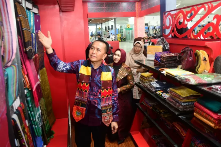 Pj Gubernur Sumut Agus Fatoni didampingi Pj Ketua Dekranasda Sumut Tyas Fatoni, Kadis Perindag &amp; ESDM Mulyadi Simatupang, serta Kadis Koperasi &amp; UMKM Naslindo Sirait, meresmikan Galeri Kreasi Dewan Kerajinan Nasional Daerah (Dekranasda) Sumut yang berada di Bandara Kualanamu, Deliserdang, Kamis (5/9