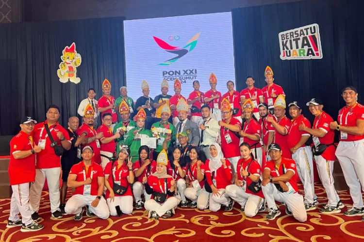Atlet binaraga dan fitness Sumut foto bersama usai meraih 2 medali emas di PON 2024.