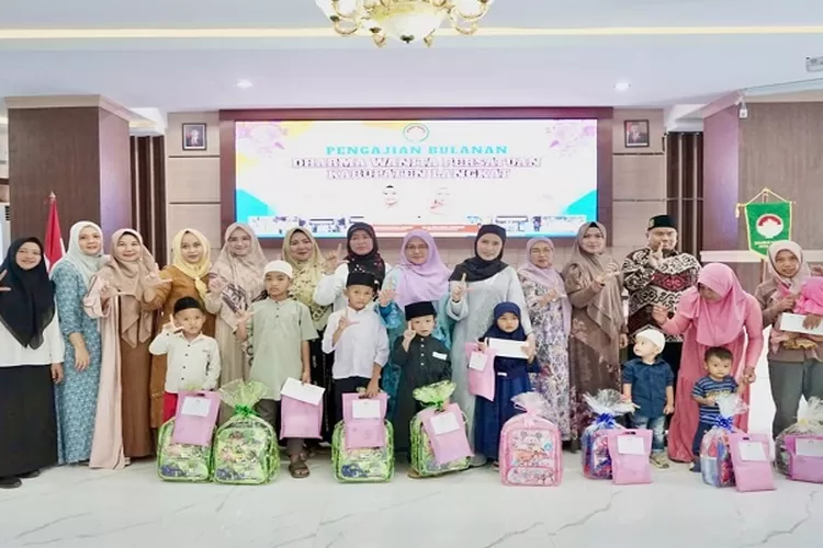 Dharma Wanita Langkat pada acara pengajian diisi dengan kegiatan penyantunan kepada 10 anak yatim  (Realitasonline.id/AA)