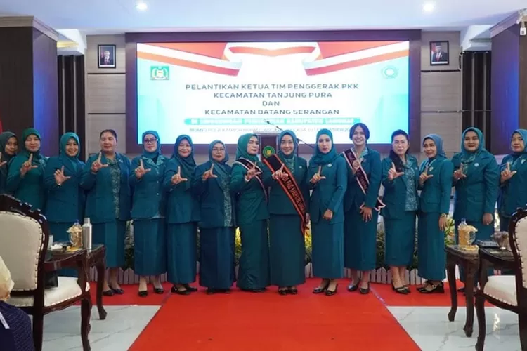 Pengurus TP PKK Kecamatan Tanjung Pura dan Batang Sarangan foto bersama usai pelantikan (Realitasonline.id/AA)