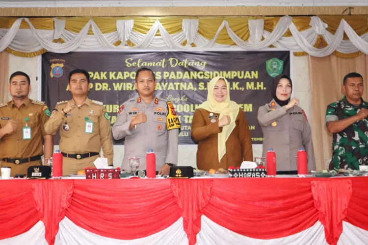 Kapolres Padangsidimpuan Wira Prayatna, saat bersilaturahmi dan cooling System Pilkada 2024 dengan masyarakat di Gedung Nasional Jalan Serma Lian Kosong Padangsidimpuan, Selasa (10/9/2024).(Realitasonline.id/ RI)