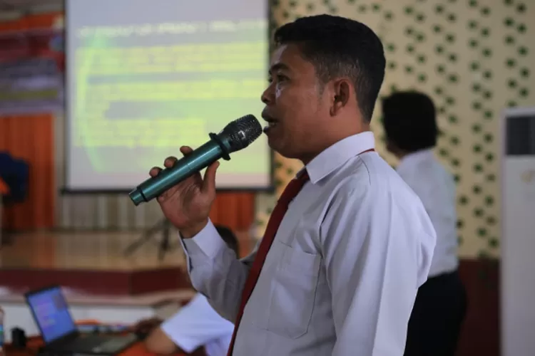 Penyuluhan Personil Satres Narkoba Polres Padangsidimpuan saat memberikan penyuluhan tentang bahaya penyalahgunaan narkoba kepada pelajar SMKN 1 Padangsidimpuan, di aula sekolah setempat, Rabu (11/9/2024).(Realitasonline.id/ RI)