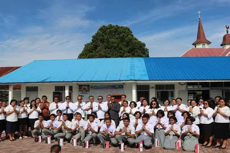 Bupati Toba Poltak Sitorus bersama civitas akademi SMA Negeri 1 Laguboti (Realitasonline.id/MS)