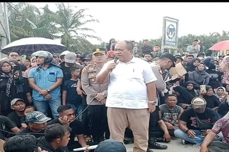 Wakil Bupati Asahan Taufik Zainal Siregar saat berdialog dengan masyarakat desa Gedangan ( Realitasonline.id/HS)