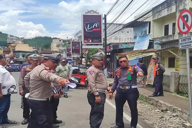 Personil Sat Lantas Polres Padangsidimpuan bersama Dinas Perhubungan Kota Padangsidimpuan lakukan penertiban dan penataan parkir kenderaan guna mencegah kemacetan  (Realitasonline.id/Riswandy)