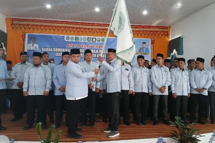 Ketua DPW BKPRMI Aceh, Dr Mulia Rahman, menyerahkan pataka kepada Ketua DPD BKPRMI Abdya, Mukhlis yang disaksikan para pengurus lainnya di Blangpidie, Sabtu (14/9/2024)