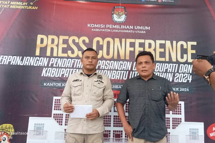 Komisioner KPU Labura, James Ambarita dan Muhammad Yusuf konferensi pers terkait surat edaran KPU RI, (14/9/24) (Realitasonline.id/ YS)