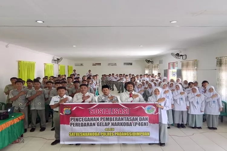 Personil Polres Padangsidimpuan dari Sat Resnarkoba memberi penyuluhan bahaya penyalahgunaan narkoba kepada siswa SMAN 6 Padangsidimpuan ( Realitasonline.id/Riswandy)