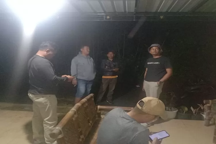 Personil Unit Reskrim Polsek Biru Biru dipimpin Kanit Reskrim Iptu Irfan Alma sedang melakukan pengecekan ke lokasi yang dianggap rawan kejahatan (Realitasonline.id/zul)