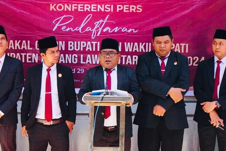 Ketua KPU Kabupaten Padanglawas Utara  Raja Dolok Harahap beserta para komisioner (Realitasonline.id/ASR)