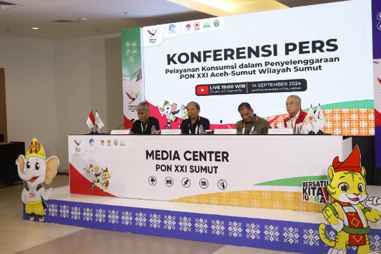 Kepala Bidang Konsumsi PB PON XXI 2024 Wilayah Sumut Dedi Jaminsyah Putra Harahap bersama Ketua Bidang Konsumsi, Panitia Pengawas dan Pengarah (Panwasrah) PON XXI Wilayah Sumut Kolonel CKM Purn DRH Moch Nurhadi mengadaan Konferensi Pers di Media Center PON XXI, di Hotel Santika Medan, Sabtu (14/9/20