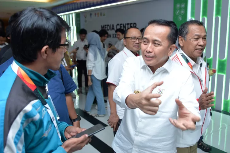 Pj Gubernur Sumut Agus Fatoni bersama Menteri Pemuda dan Olahraga Dito Ariotejo pada Konferensi Pers mengenai pelaksanaan PON XXI 2024 Aceh-Sumut di Media Center Utama PON XXI Sumut Jalan Kapten Maulan Lubis, Kota Medan, Jumat malam (13/9).