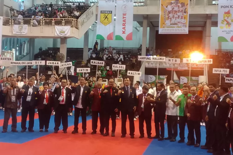 Wakil Ketua I PB Forki, RB Agus Wijayanto, Ketua Umum Pengprov Forki Sumut DR H Rahmat Shah serta ketua-ketua Pengprov Forki lainya foto bersama Karateka.