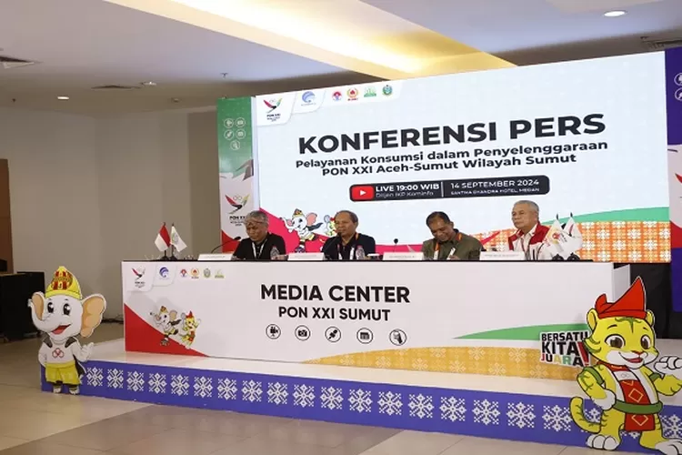 Kepala Bidang Konsumsi PB PON XXI 2024 Wilayah Sumut Dedi Jaminsyah Putra Harahap bersama Ketua Bidang Konsumsi, Panitia Pengawas dan Pengarah (Panwasrah) PON XXI Wilayah Sumut Kolonel CKM Purn DRH Moch Nurhadi saat Konferensi Pers di Media Center PON XXI (Realitasonline.id/Dok)