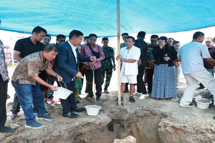Bupati Radiapoh bersama dr Sudung melakukan peletakan batu pertama pembangunan RS Anugerah ( Realitasonline.id/SS)
