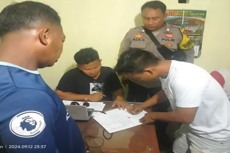 Personil Bhabinkamtibmas Polsek Batangtoru, Bripka Adi Suito, memediasi dugaan pencurian mesin pompa air, berlangsungdi Pos Induk Security PTPN IV Regional Kebun Batangtoru  (Realitasonline.id/Riswandy)