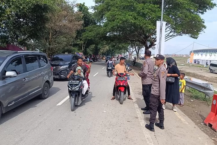 Personil Polresta Deli Serdang melakukan pengamanan lalu lintas disepanjang jalan menuju lapangan Olahraga (Realitasonline.id/zul)