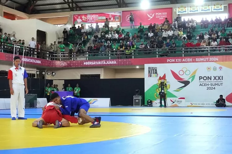 Kedua atlet cabang olahraga (cabor) Sambo saat berlaga di arena GOR stabat Langkat (Realitasonline.id/AA)